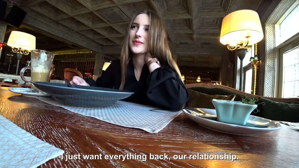 Бывшая подруга сделала минет в ресторане, и я жестко трахнул ее после обеда - Anny Walker性交挑逗骚逼射精