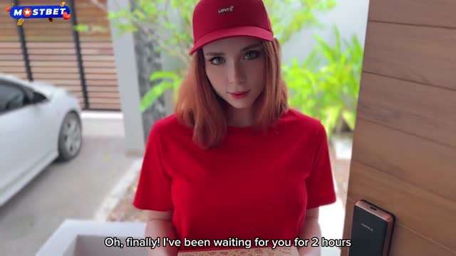 红发快递小妹先让你肏她的嘴，然后再激情内射骚逼挑逗美臀性交