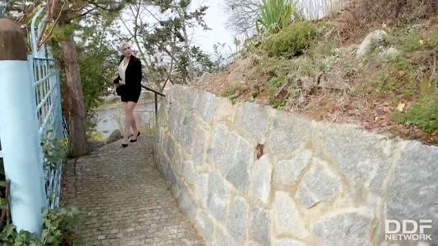 大山山洞里丰满爆乳皮内衣女郎玩重口味粗大道具插进菊花拳脚毒龙就是虐玩的就是刺激SM挑逗骚逼毒龙