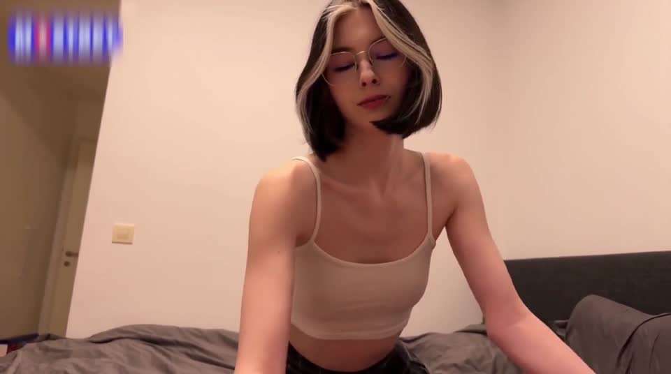 欧美反差眼镜小姐姐足交打飞机，身材又好翘臀后入一级棒性交母狗射精白虎