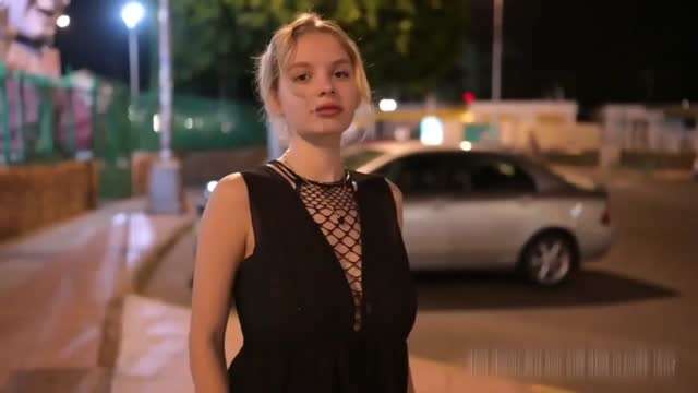 洋妞还是胆大，直接裸体走大街，外头还有人也不慌，自信一匹的露大奶挑逗白虎