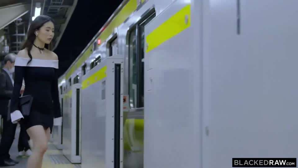 日本网红高颜值AV女优「片山里伽子」 长的风骚床上表现精彩 尤其是那大屁股诱惑力十足 连老黑都被累的亚裔射精骚逼挑逗异国性交