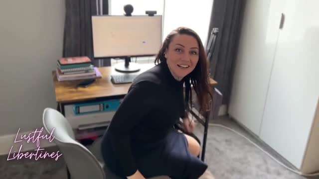 中出继母，而她接听工作电话打电话骚逼母狗性交肛毛逼毛